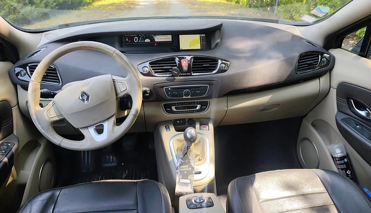 location-RENAULT-Montvendre-roadstr