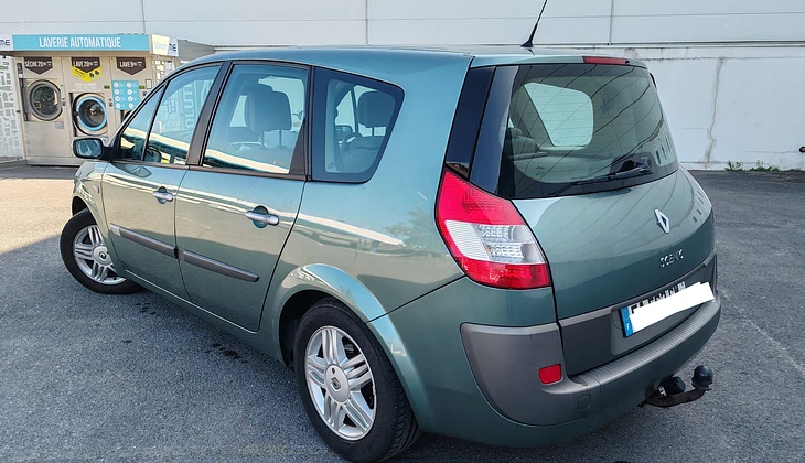 location-RENAULT-Saint-Denis-roadstr