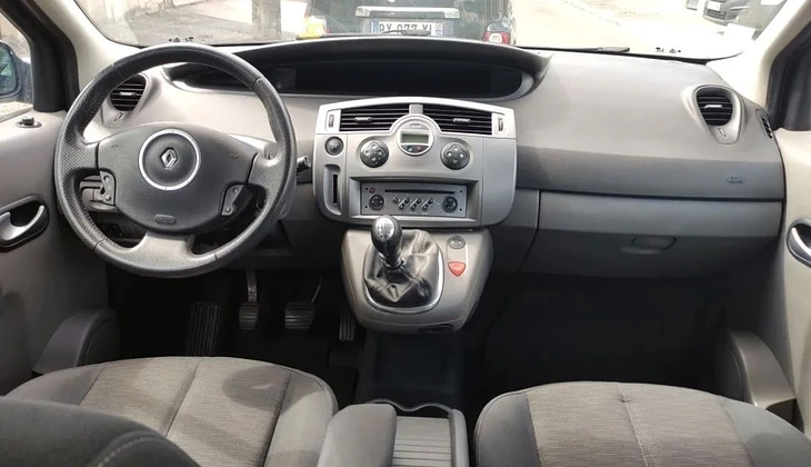 location-RENAULT-Saint-Denis-roadstr