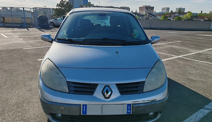 location-RENAULT-Saint-Denis-roadstr