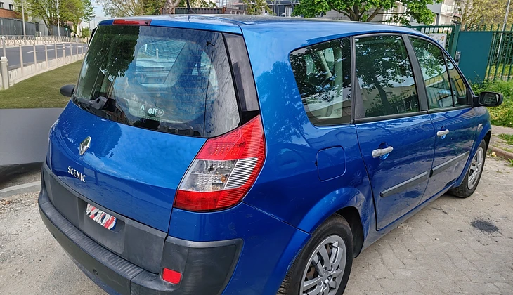 location-RENAULT-Saint-Denis-roadstr