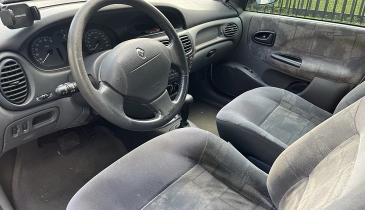location-RENAULT-Clichy-roadstr