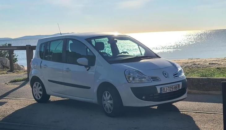 location-RENAULT-Hyères-roadstr