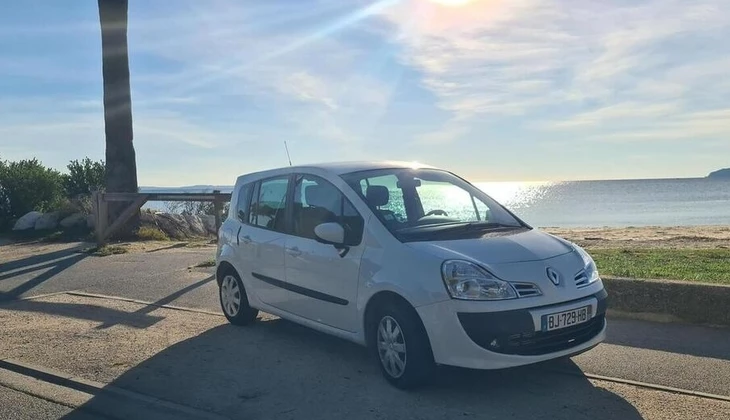 location-RENAULT-Hyères-roadstr