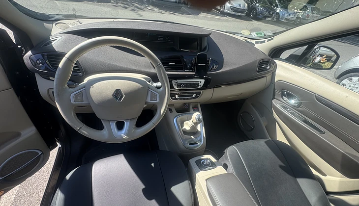 location-RENAULT-Les Lilas-roadstr
