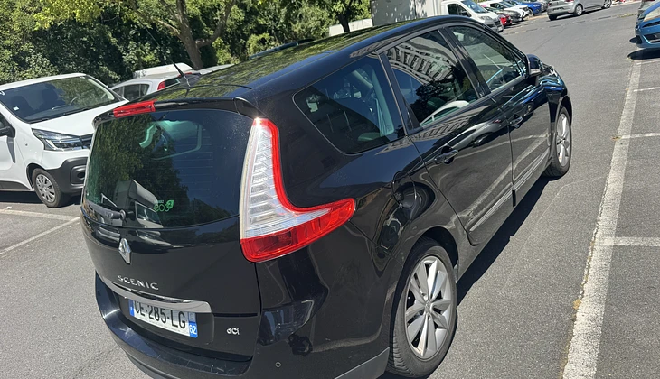 location-RENAULT-Les Lilas-roadstr