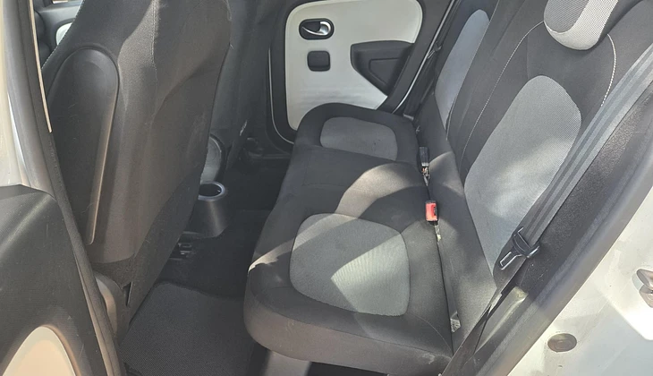 location-RENAULT-Carqueiranne-roadstr