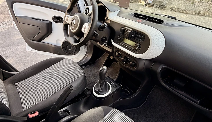 location-RENAULT-Angers-roadstr