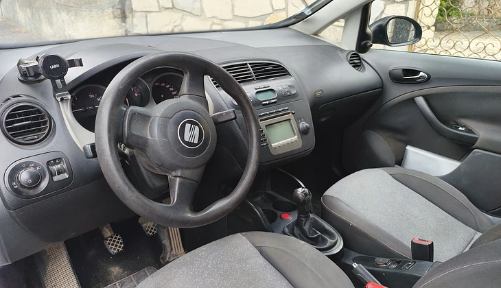 location-SEAT-Cuges-les-Pins-roadstr