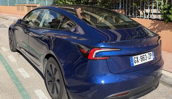 location-TESLA-Roquebrune-Cap-Martin-roadstr