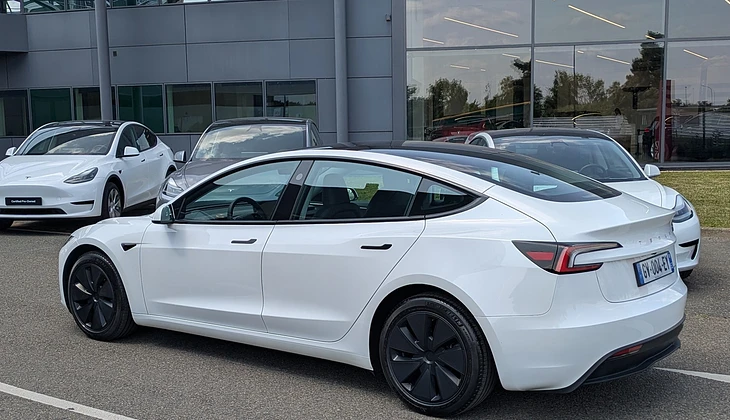 location-TESLA-Levallois-Perret-roadstr