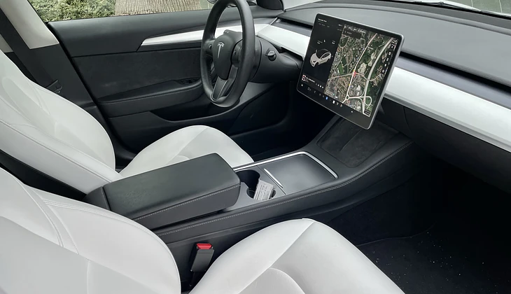 location-TESLA-Périgny-roadstr