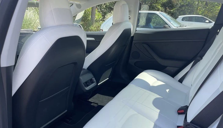 location-TESLA-Périgny-roadstr