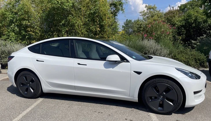 location-TESLA-Périgny-roadstr