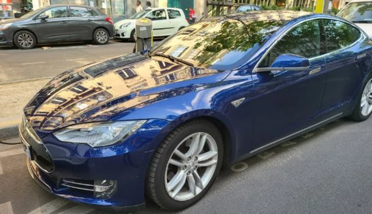 location-TESLA-Paris-roadstr