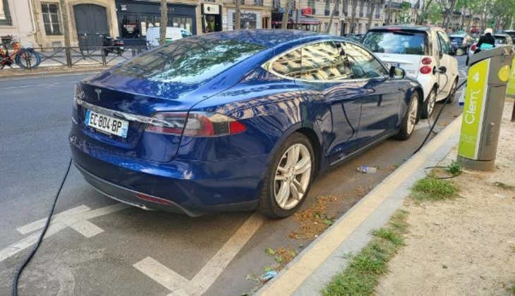 location-TESLA-Paris-roadstr