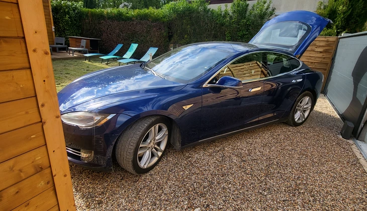 location-TESLA-Paris-roadstr