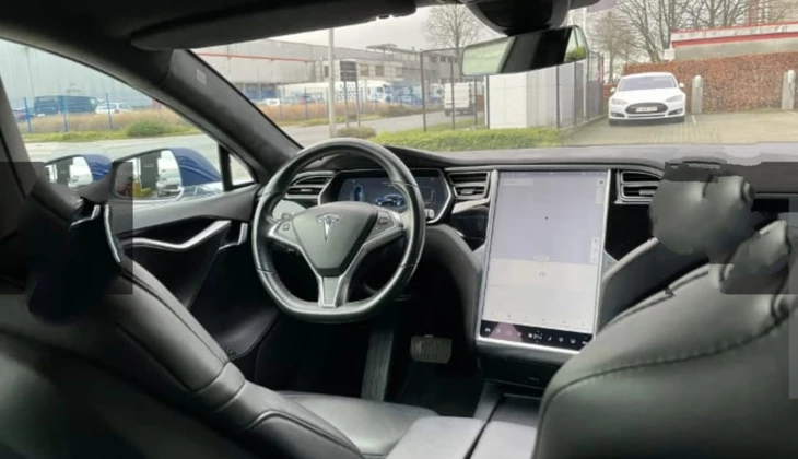 location-TESLA-Paris-roadstr