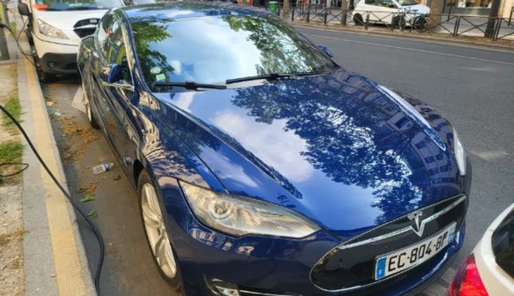location-TESLA-Paris-roadstr