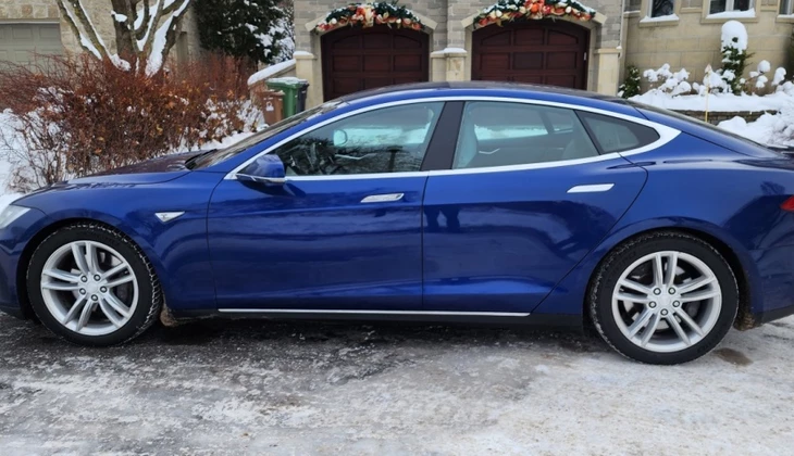 location-TESLA-Paris-roadstr