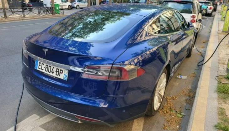 location-TESLA-Paris-roadstr