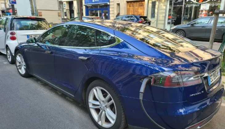 location-TESLA-Paris-roadstr