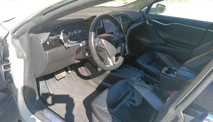 location-TESLA-Nice-roadstr