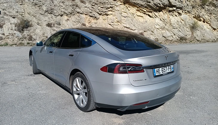 location-TESLA-Nice-roadstr