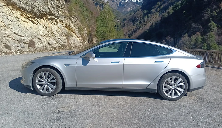 location-TESLA-Nice-roadstr