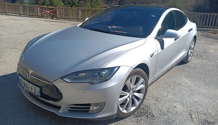 location-TESLA-Nice-roadstr