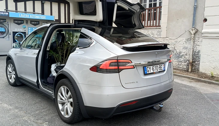 location-TESLA-Paris-roadstr