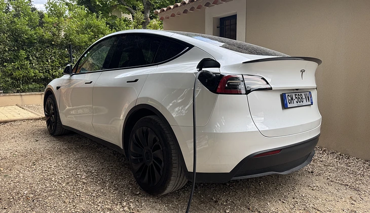 location-TESLA-Paradou-roadstr