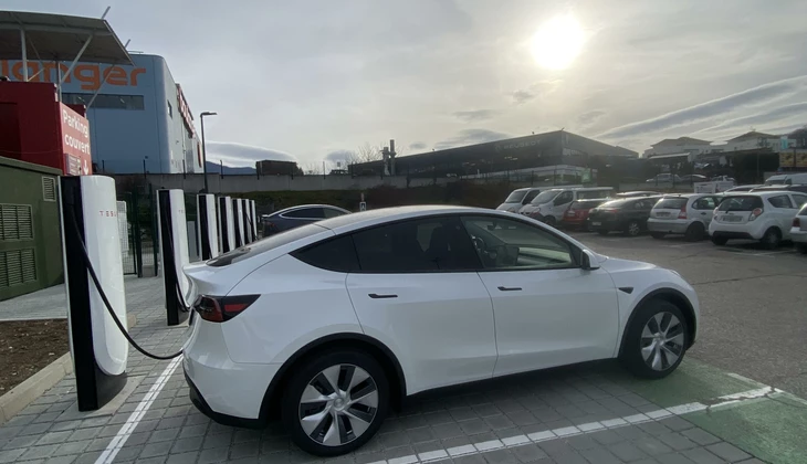 location-TESLA-Paris-roadstr