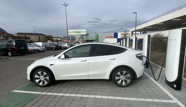 location-TESLA-Paris-roadstr