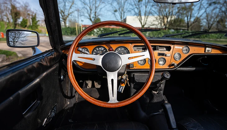 location-TRIUMPH-Courbevoie-roadstr