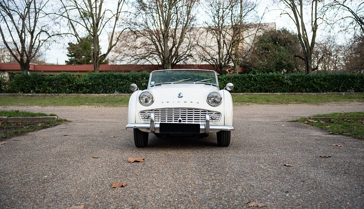 location-TRIUMPH-Courbevoie-roadstr