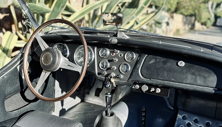 location-TRIUMPH-Nice-roadstr