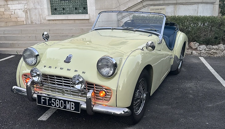 location-TRIUMPH-Cannes-roadstr