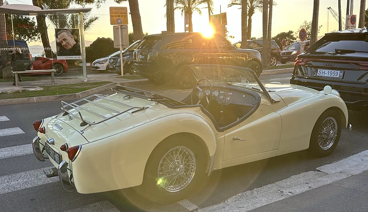 location-TRIUMPH-Cannes-roadstr